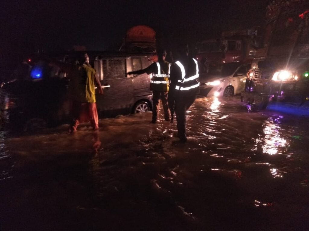 Pak Army, Rangers assist Karachi citizens as efforts continue to restore traffic