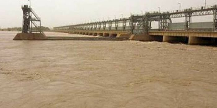 High flood hits Head Panjnad as floodwater inflows increase to near 400,000 cusecs