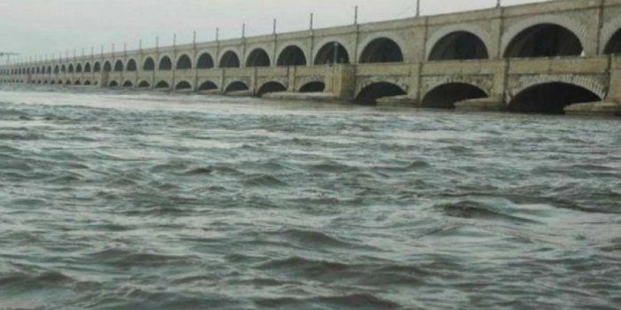 Indus water flow crosses 400,000 cusecs at Guddu Barrage