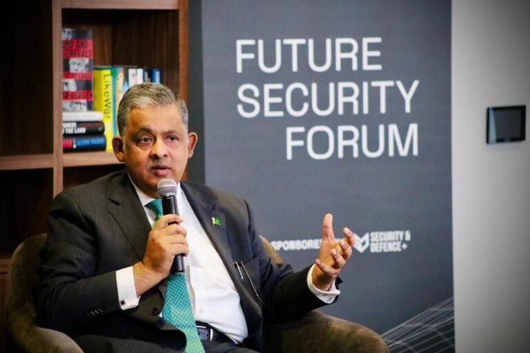 Pakistan offers to play constructive role between China and US