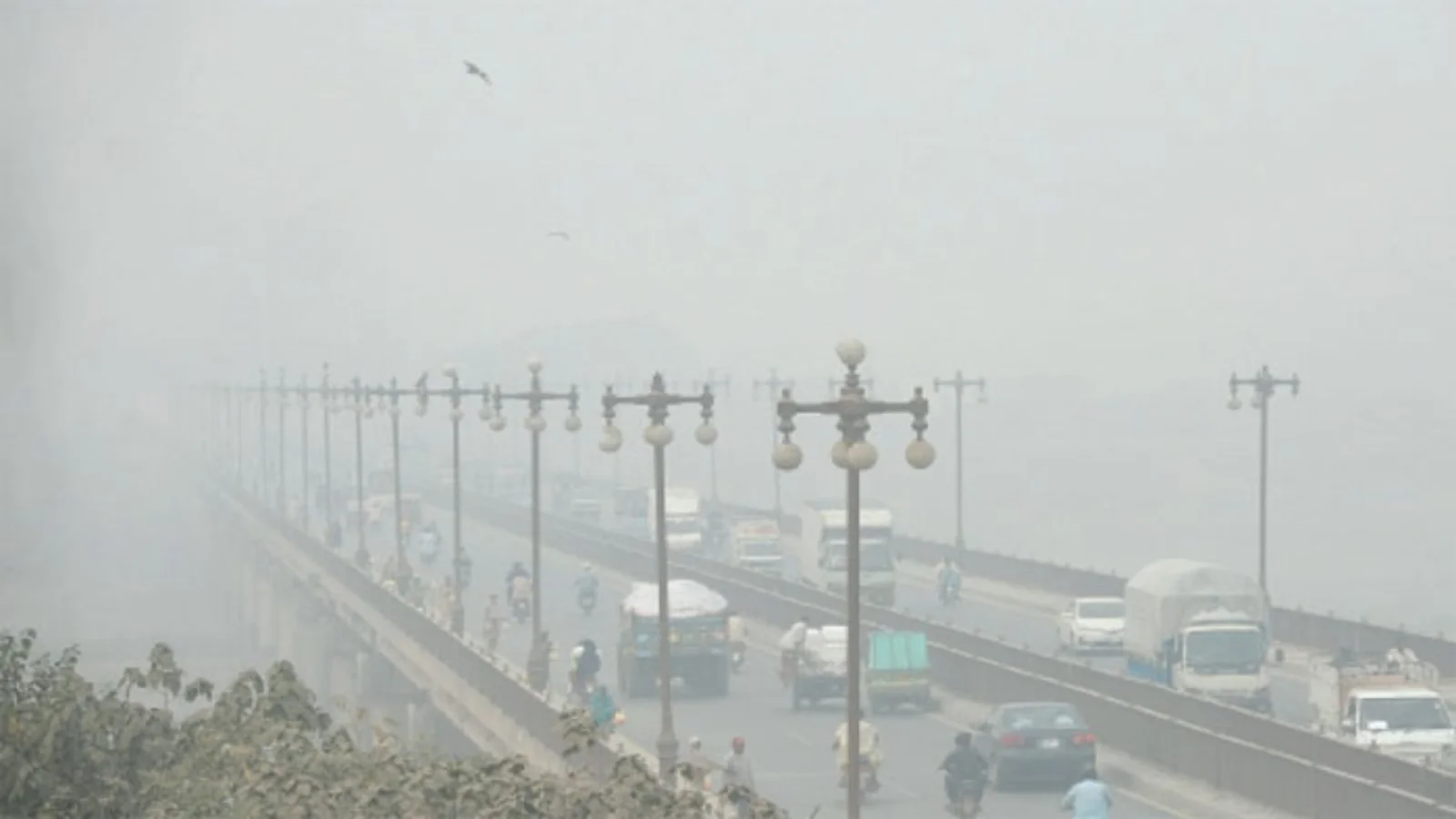 Karachi, Lahore choke as air pollution reaches dangerous levels