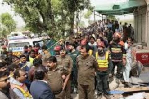 Rahim yar khan roof collapse during BISP distribution