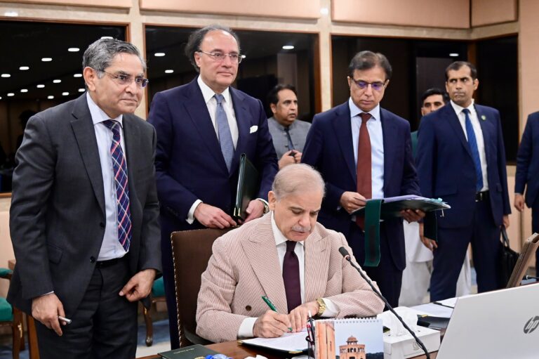 Pakistan Cabinet Approves Budget