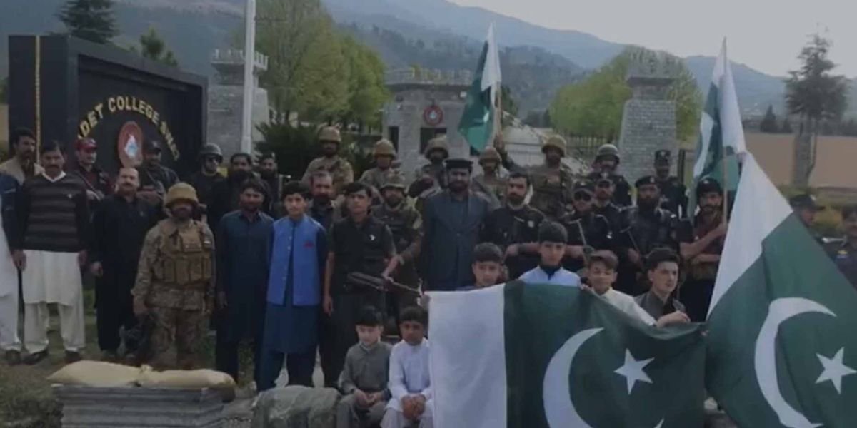 Swat community shows support for army, police during joint flag march